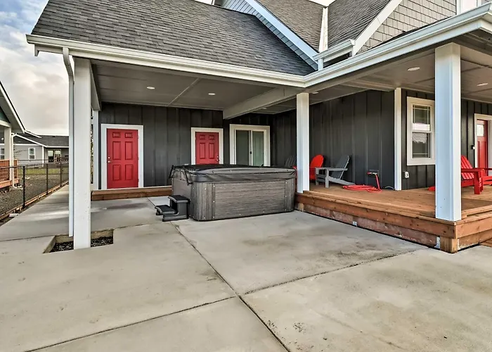 Ocean Shores Getaway W/ Fireplace & Hot Tub!