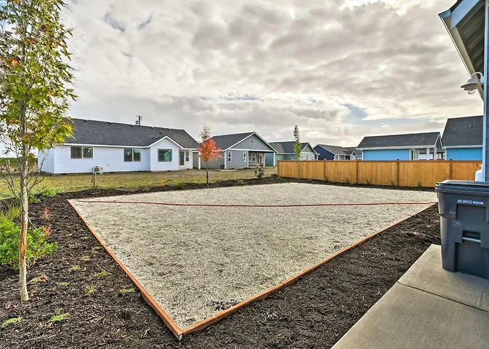 Ocean Shores Getaway W/ Fireplace & Hot Tub!
