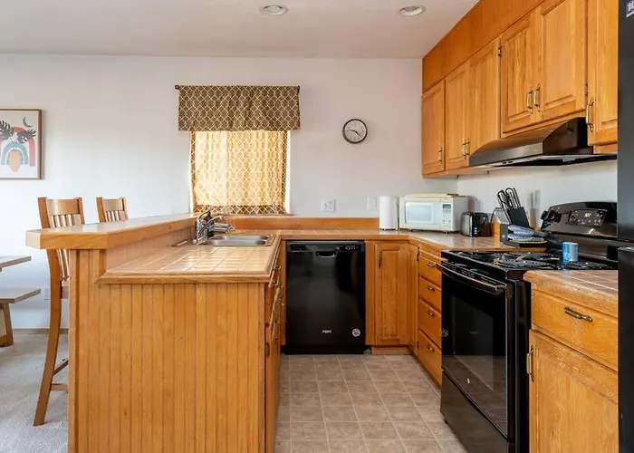 Cozy 2 Bedroom Condo Walking Distance From The Beach