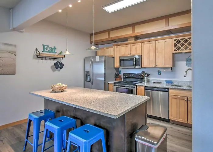 Waterfront Vacation Rental In Ocean Shores