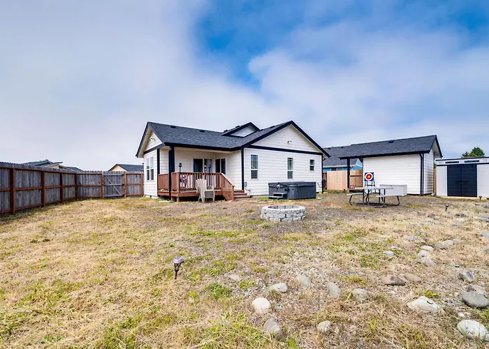 Hot Tub: Modern Ocean Shores Home, 2 Mi To Beach!